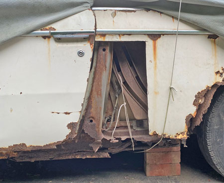 1968 BMW 2000cs with severe rust damage under rear quarter panel 